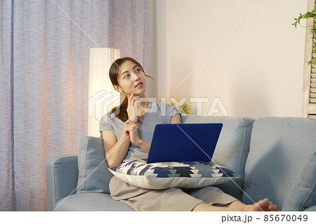 女性　パソコン　考える　リビング　夜 85670049