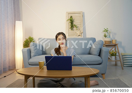 女性 パソコン 考える リビング 夜 女性 パソコン 考える リビング 夜 85670050
