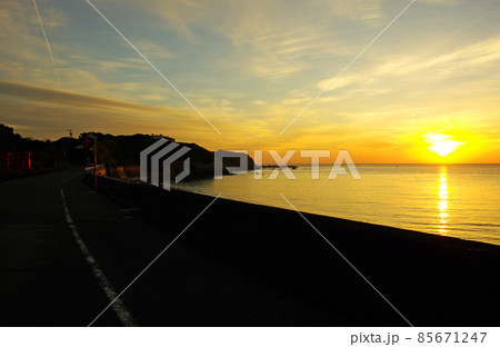 志摩の英虞湾の海岸の日の出の風景 85671247