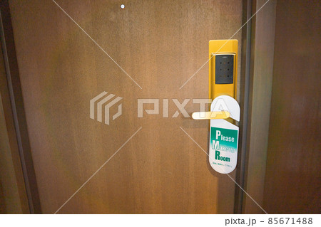 「please make up room」がかけられたホテルのドアノブ 85671488