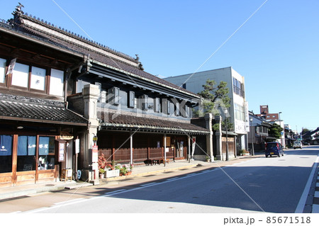 土蔵や煉瓦造の重厚な建物が建ち並ぶ高岡市山町筋 85671518