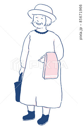 散歩を楽しむおしゃれおばあちゃん 散歩を楽しむおしゃれおばあちゃん 85671966