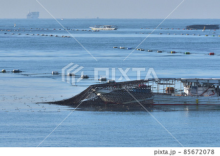 あかし海苔 網を持ち上げノリを刈り取るもぐり船 明石沖の冬の風景 あかし海苔 網を持ち上げノリを刈り取るもぐり船 明石沖の冬の風景 85672078