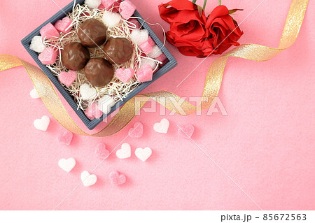 バレンタインデー・ホワイトデーのイメージ|赤い薔薇とリボンとチョコレートとハート(真俯瞰) バレンタインデー・ホワイトデーのイメージ|赤い薔薇とリボンとチョコレートとハート(真俯瞰) 85672563