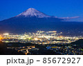 富士山と夜景 85672927