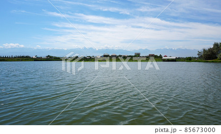 A small lake with a view of lotuses and mountains 85673000
