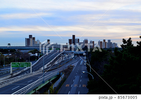 東京首都高速道路湾岸線 大井ジャンクションの夕景 東京首都高速道路湾岸線 大井ジャンクションの夕景 85673005