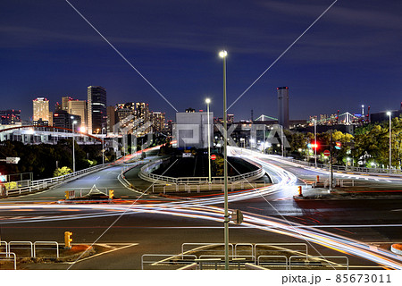 東京首都高速道路湾岸線　大井ジャンクションの夜景　光跡 85673011