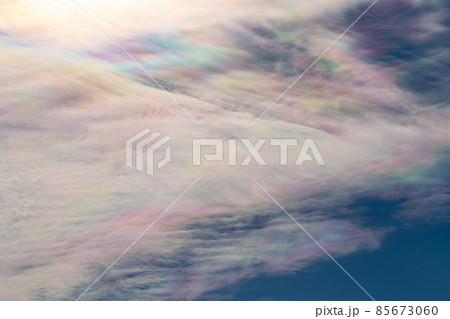冬の青空に広がる彩雲と陽の光 a-1 冬の青空に広がる彩雲と陽の光 a-1 85673060