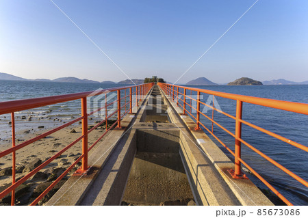 津嶋神社のつしまばし、別名しあわせ橋 85673086