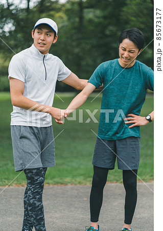 握手をするランナー 握手をするランナー 85673177