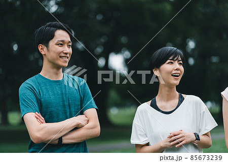 スポーツウェアの男女 スポーツウェアの男女 85673239