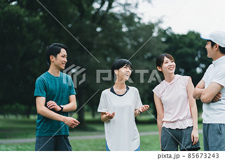 スポーツウェアの男女 85673243