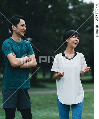 スポーツウェアの男女 スポーツウェアの男女 85673244