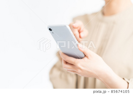 スマートフォンを操作する女性(パーツ) スマートフォンを操作する女性(パーツ) 85674105