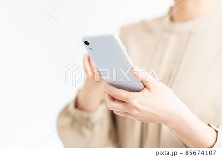 スマートフォンを操作する女性（パーツ） 85674107
