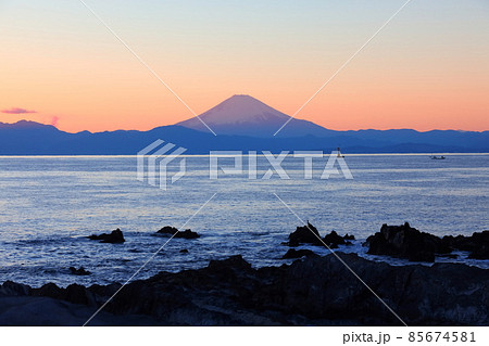 荒崎海岸富士夕景 85674581