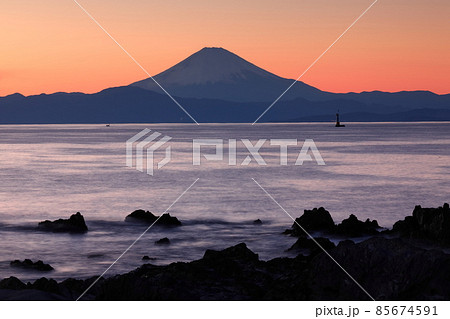 荒崎海岸富士夕景 85674591