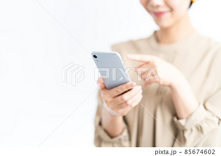 スマートフォンを操作する女性（パーツ） 85674602