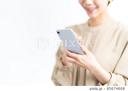 スマートフォンを操作する女性(パーツ) スマートフォンを操作する女性(パーツ) 85674608