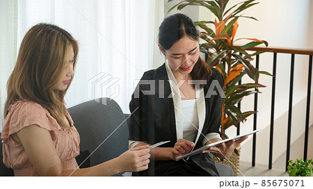 Female real estate agent discussing the rental contract with her client. 85675071