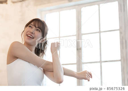ストレッチをする女性 ストレッチをする女性 85675326