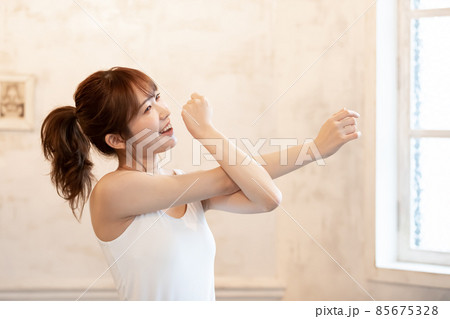 ストレッチをする女性 ストレッチをする女性 85675328