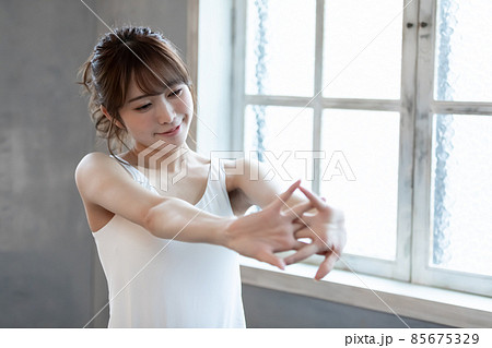 ストレッチをする女性 ストレッチをする女性 85675329