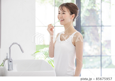 歯磨きをする女性 85675957