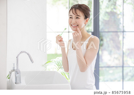 歯磨きをする女性 85675958