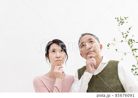 悩むシニア夫婦 85676091