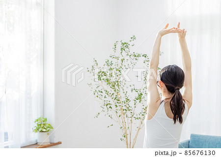 おうち時間・巣ごもりで家ヨガ 85676130