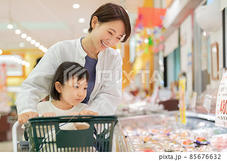 スーパーで買物をする親子 85676632