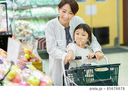 スーパーで買物をする親子 スーパーで買物をする親子 85676678