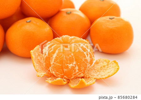 皮をむいたみかん 85680284