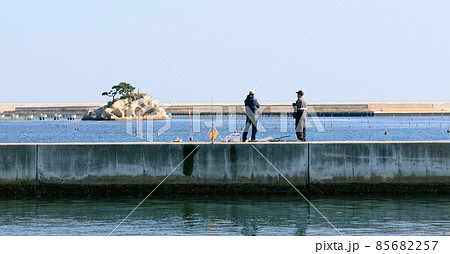 二人の釣り人相馬市松川浦 85682257