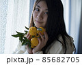 柚子を持つ女の子　女子高生　人物　女性　高校生　冬　季節　 85682705