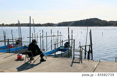 二人の釣り人相馬市松川浦 85682739