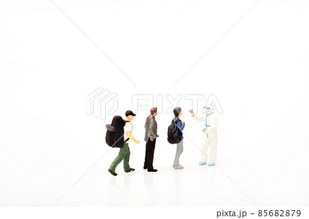 People checking body temperatures 85682879