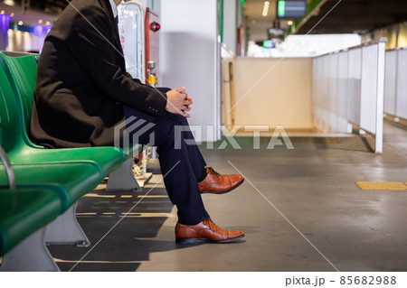ベンチに座る男性 Men ベンチに座る男性 Men 85682988