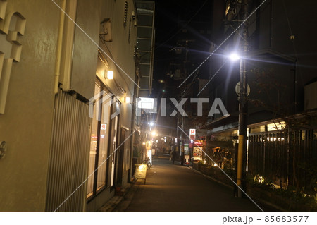 路地の夜景 85683577