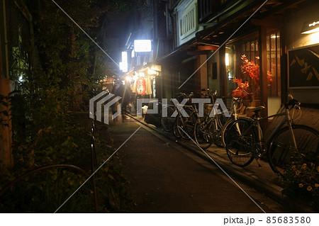 路地裏のお店 85683580