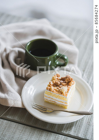 テーブルの上のケーキ テーブルの上のケーキ 85684274