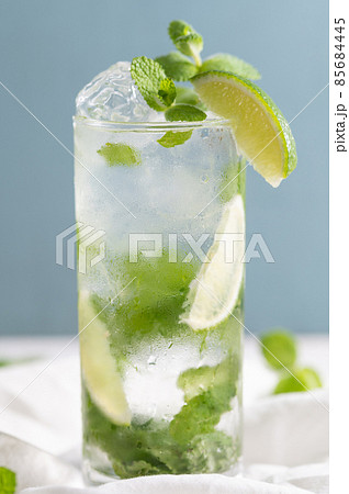 ミントとライムたっぷりの爽やかなモヒートのイメージカット写真 85684445