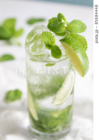 ミントとライムたっぷりの爽やかなモヒートのイメージカット写真 85684448