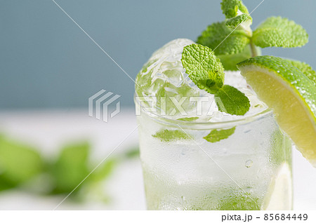 ミントとライムたっぷりの爽やかなモヒートのイメージカット写真 85684449