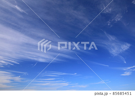 青空と筋雲 85685451
