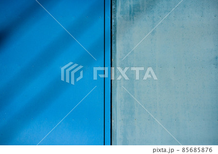 青色と水色の戸、背景素材 85685876