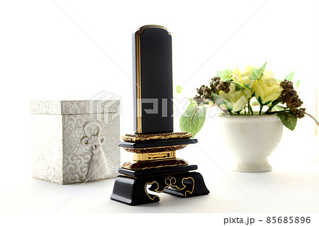 窓辺に飾られた手元供養用の位牌骨壺物撮り1 終活のイメージ 窓辺に飾られた手元供養用の位牌骨壺物撮り1 終活のイメージ 85685896
