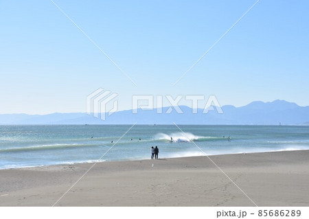 茅ヶ崎西浜海岸　秋の青空風景 85686289